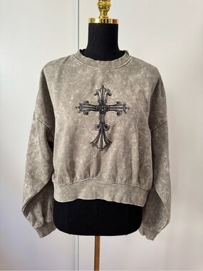 Daisy Street Vintage Cropped Cross Sweatshirt in Cloudy Gray